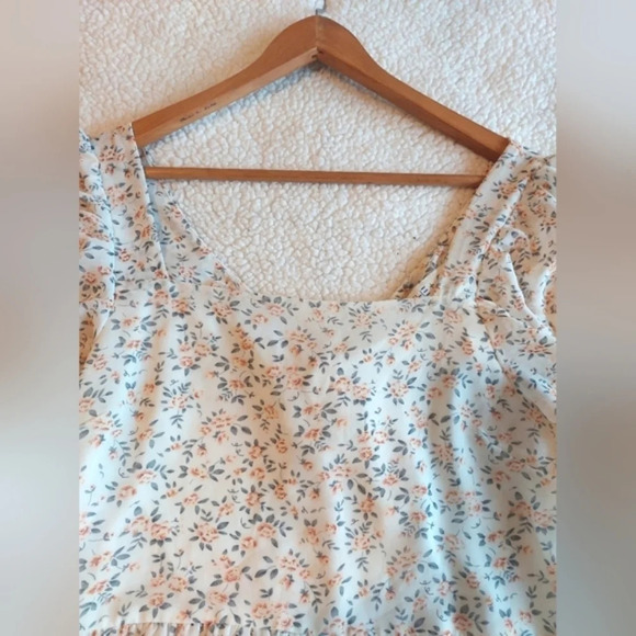 She & Sky Puff Sleeve Tiered Woven Print Dress with Back Detail - Picture 7 of 10